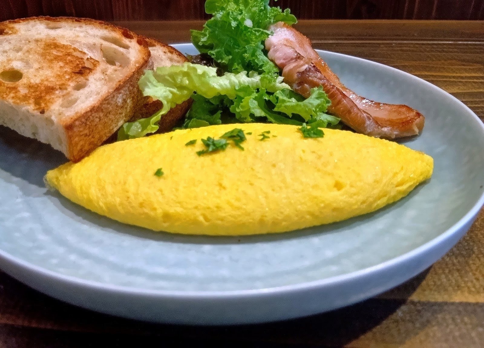 ふわふわのオムレツとパン、ベーコン(Cafe EVERGREENにて)