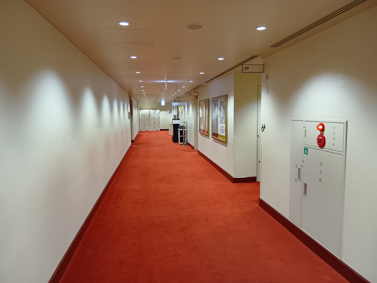 4階の廊下とコインロッカー(歌舞伎座にて)