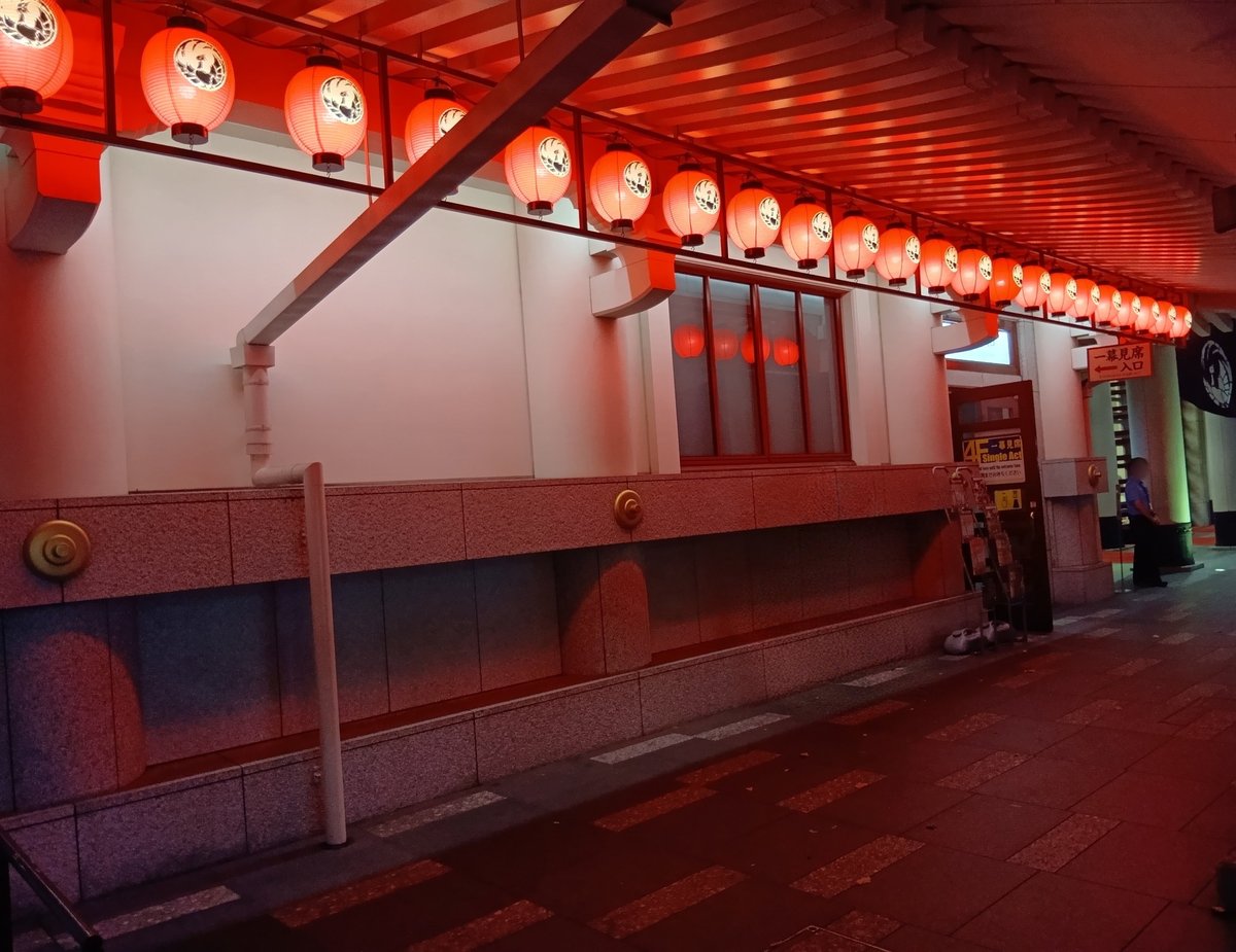 一幕見席の待機場所と提灯(歌舞伎座にて)
